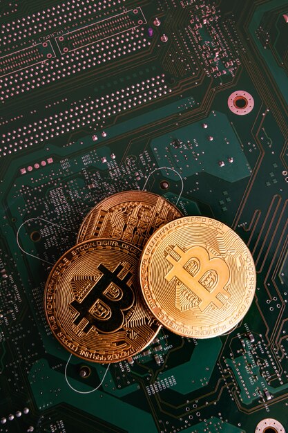 Bitcoin oro su un chip verde