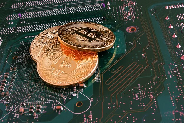 Bitcoin oro su un chip verde