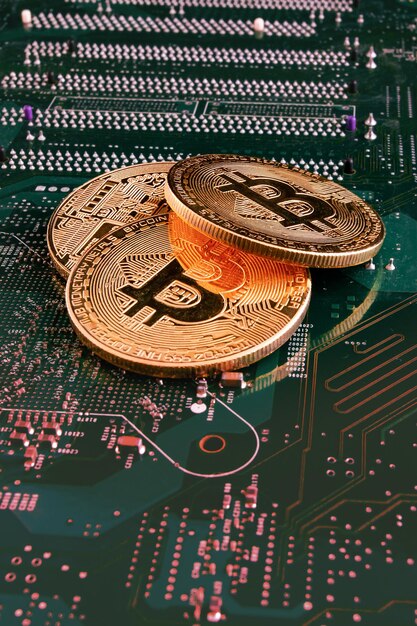 Bitcoin oro su un chip verde