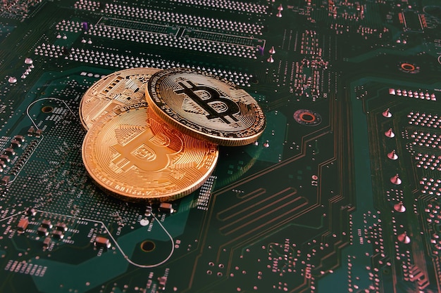 Bitcoin oro su un chip verde