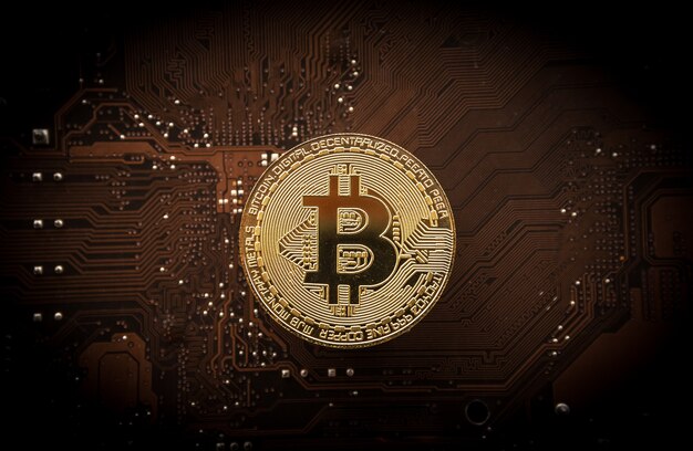 Bitcoin oro sul circuito del computer, concetto di bitcoin di data mining.