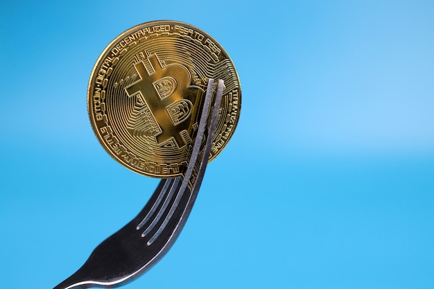 Bitcoin ottiene un nuovo cambio hard fork Moneta d'oro fisica in criptovaluta sulla forcella Concetto di crisi del sistema di transazione Blockchain