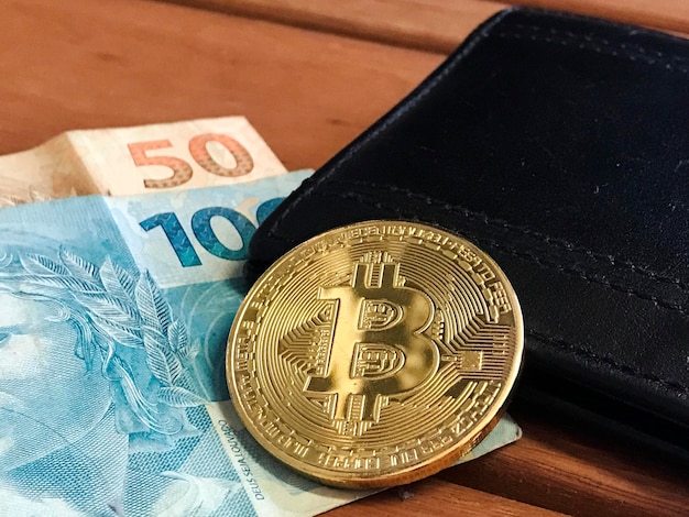 Bitcoin Soldi brasiliani e portafoglio sulla tavola di legno