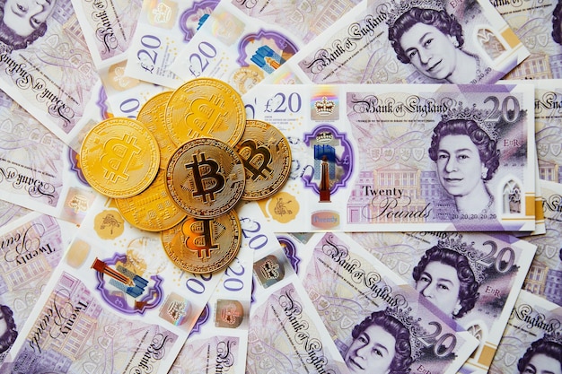 Bitcoin su banconote in sterlina britannica Monete o denaro Bitcoin monete BTC valuta criptata denaro del futuro Concetto di crisi economica