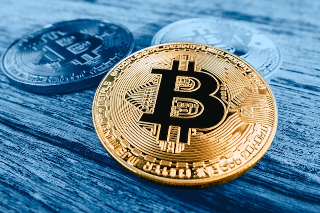 Bitcoin su fondo di legno blu