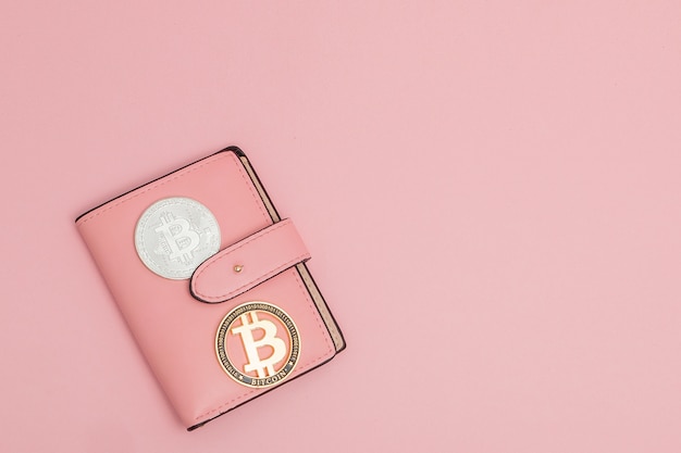 Bitcoin su un portafoglio rosa sul rosa con copyspace