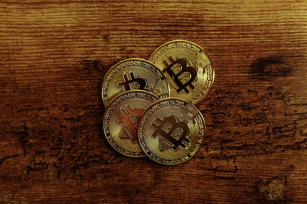 Bitcoin su uno sfondo di legno