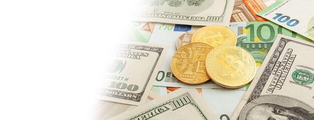 Bitcoin su uno sfondo di texture di euro e dollari panorama