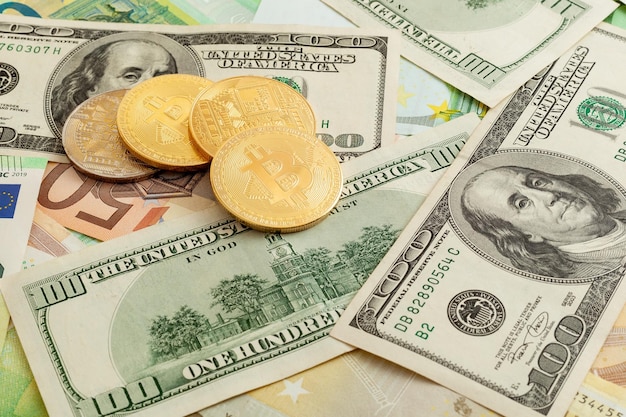 Bitcoin su uno sfondo di texture di euro e dollari
