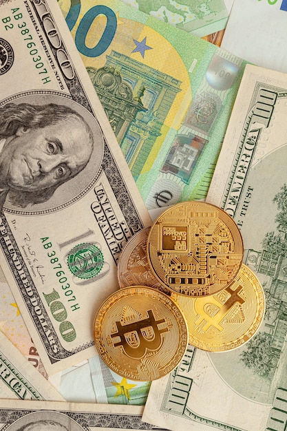 Bitcoin su uno sfondo di texture di euro e dollari