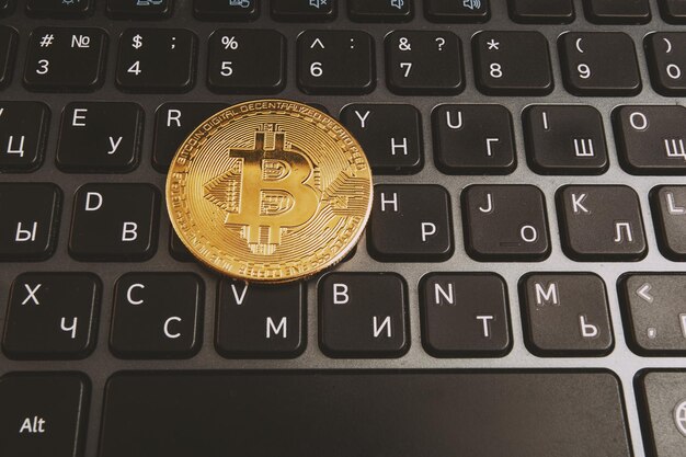 Bitcoin sulla tastiera nera del laptop