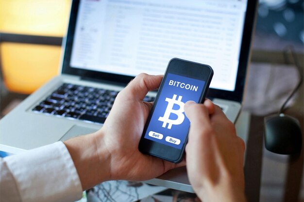 Bitcoin, una moneta cripto, portafoglio mobile per la criptovaluta