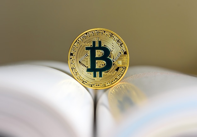 Bitcoin verde dorato sul libro aperto, denaro elettronico o digitale per lo shopping concetto online