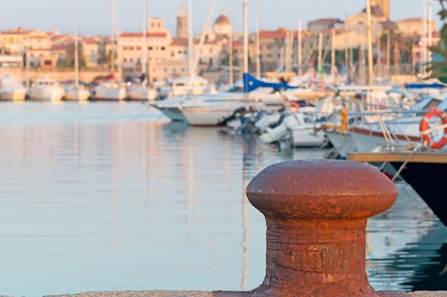 Bitta arrugginita nel porto di Alghero