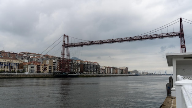 bizkaia ponte sospeso struttura metallica considerata patrimonio mondiale per i trasporti con cielo nuvoloso