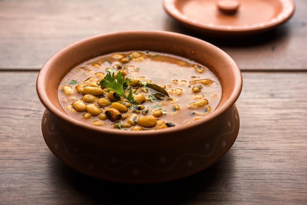 Black Eyed Kidney Beans Curry o Chawli o chavli chi usal o masala, servito in una ciotola di ceramica su sfondo lunatico, messa a fuoco selettiva