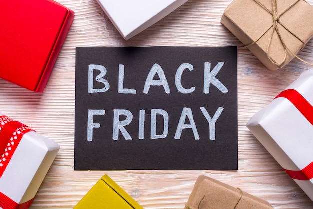 Black Friday, confezione regalo rossa su sfondo nero