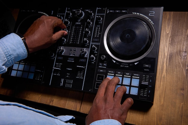 Black Man DJ utilizza il pannello di controllo per creare una canzone