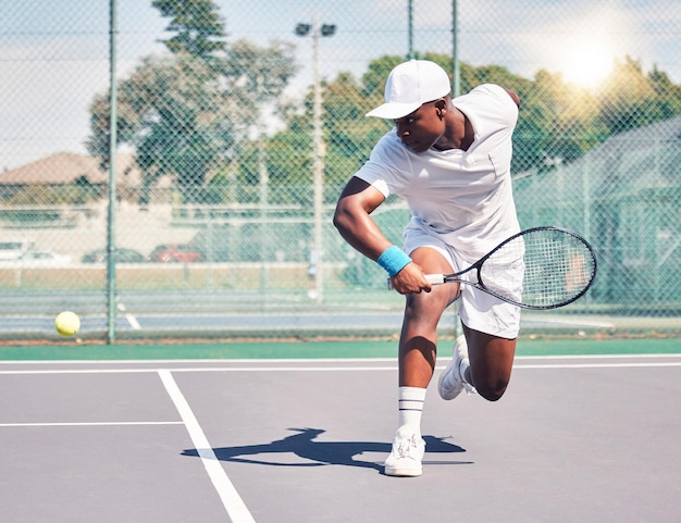 Black man tennis e palla fitness sport e racchetta con esercizio fisico e allenamento all'aperto in estate Atleta sport e competizione sul campo da tennis estate e gioco con azione e partita