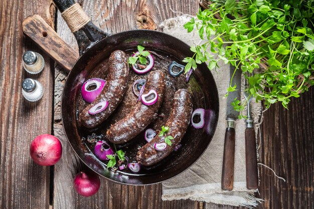 Black pudding caldo con cipolla e prezzemolo