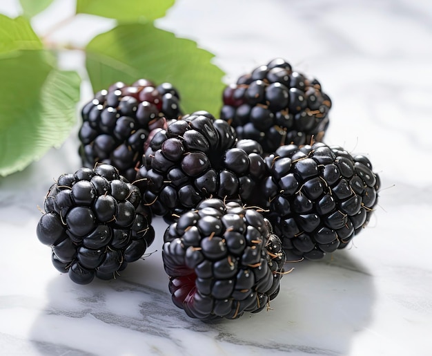 Blackberries su uno sfondo di marmo bianco da vicino