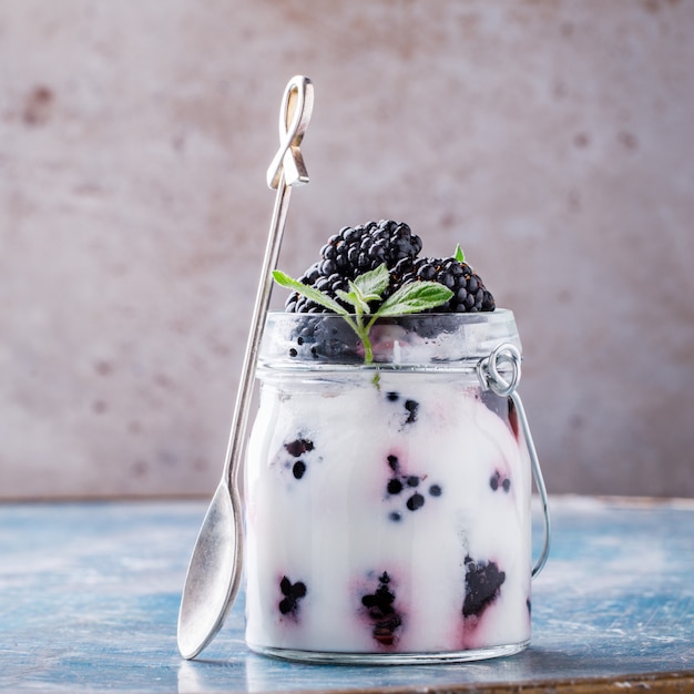 Blackberry con yogurt greco. Dolce estivo