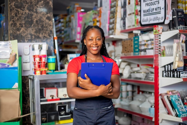 BlackWomen che possiede una piccola impresa che tiene appunti aa con un imprenditore a mano