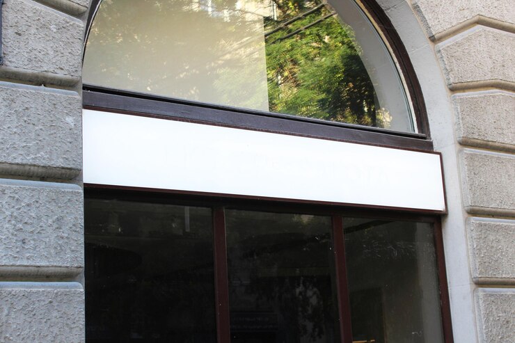 Foto blank ristorante bianco o negozio segno mockup grande cartellone pubblicitario banner su un modello di vetrina