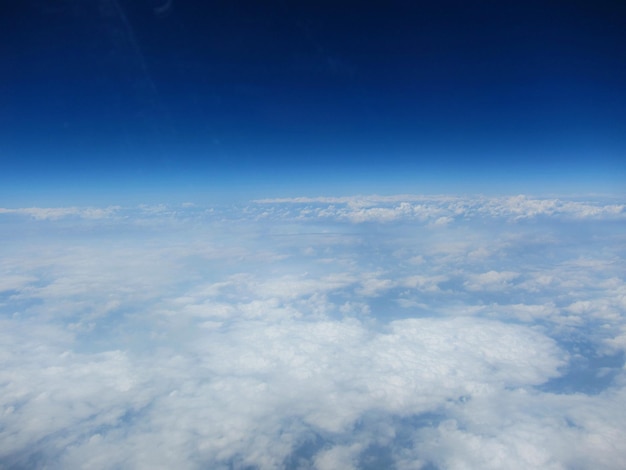 Blauer Horizont mit Weissen Wolken im vordergrund