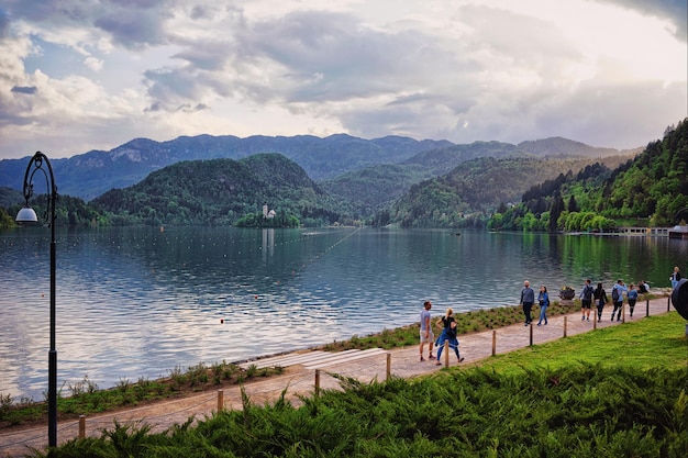 Bled, Slovenia - 28 aprile 2018: Splendido scenario con persone al lago di Bled, Slovenia, Europa