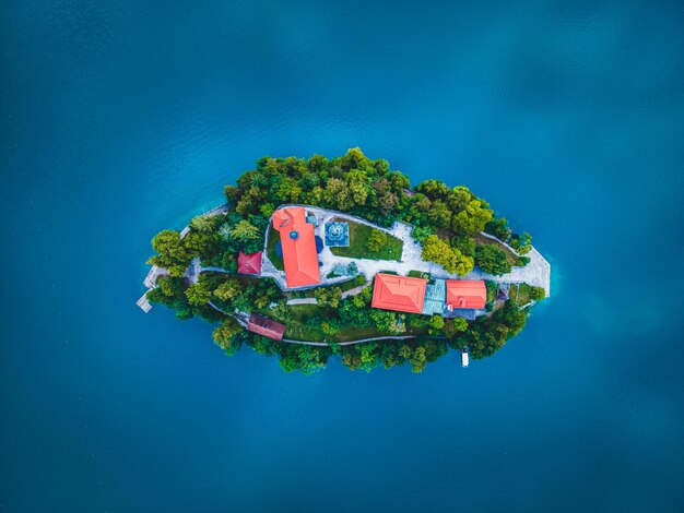 Bled Slovenia Veduta aerea della bella chiesa del pellegrinaggio dell'Assunzione di Maria su una piccola isola del lago di Bled