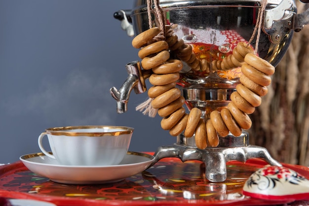 Blini di frittelle russe con tazza di tè samovar e essiccazione sul tavolo festival maslenitsa di shrovetide c...