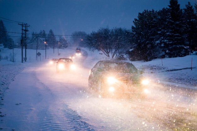 Blizzard on the Road durante una fredda serata invernale in Canada