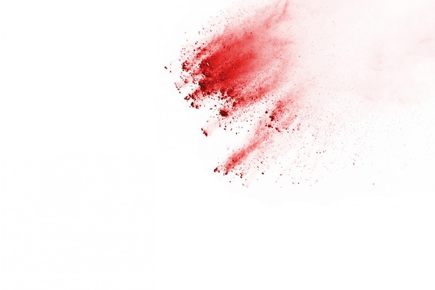 Blocca il movimento della polvere rossa che esplode, isolato su sfondo bianco.