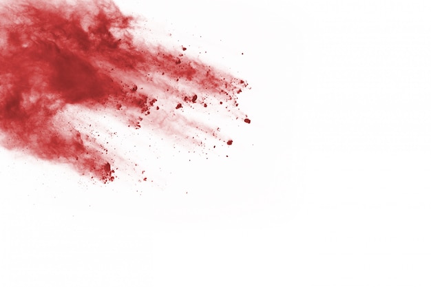 Blocca il movimento della polvere rossa che esplode, isolato su sfondo bianco.
