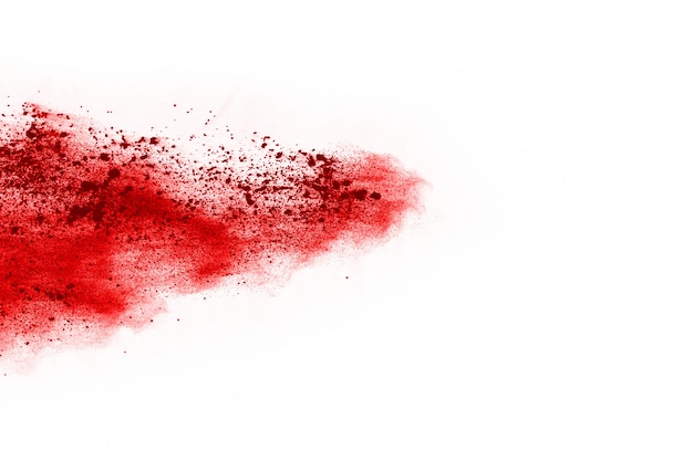 Blocca il movimento della polvere rossa che esplode, isolato su sfondo bianco.