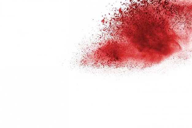 Blocca il movimento della polvere rossa che esplode, isolato su sfondo bianco.