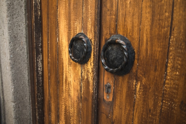 Blocca la vecchia porta di legno della chiesa