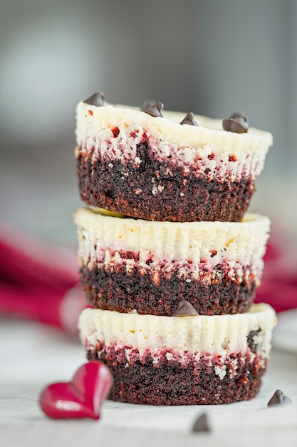 Bloccato da tre irresistibili mini cheesecake di velluto rosso con gocce di cioccolato