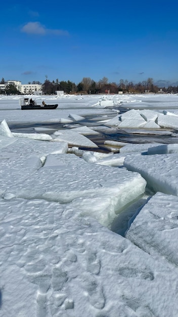 blocchi di ghiaccio sul mare ghiacciato al sole