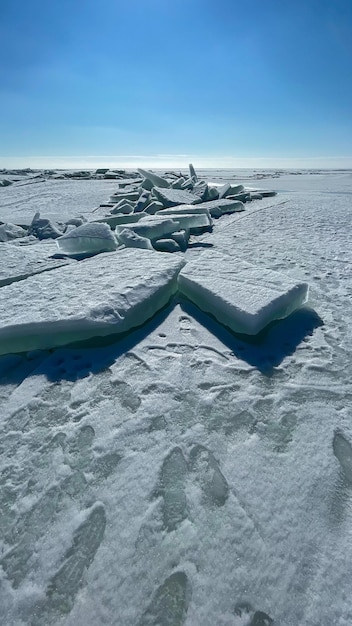 blocchi di ghiaccio sul mare ghiacciato al sole