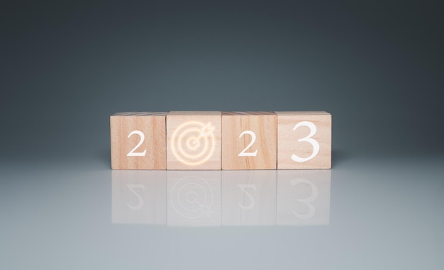 Blocchi di legno allineati con le lettere 2023 Rappresenta la definizione degli obiettivi per il 2023.