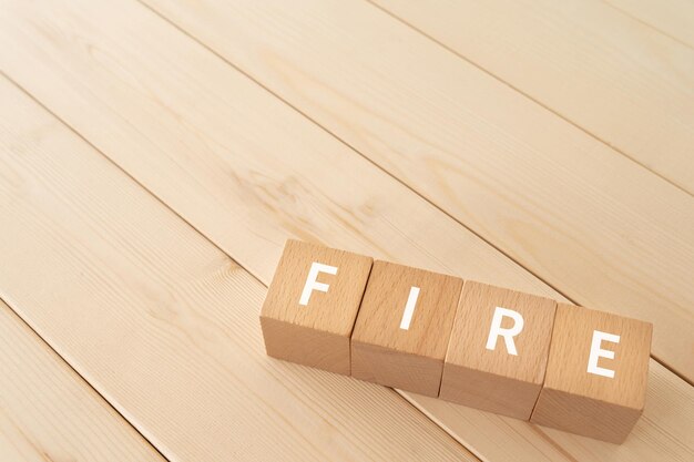 Blocchi di legno con testo FUOCO del concetto sul pavimento in legno.