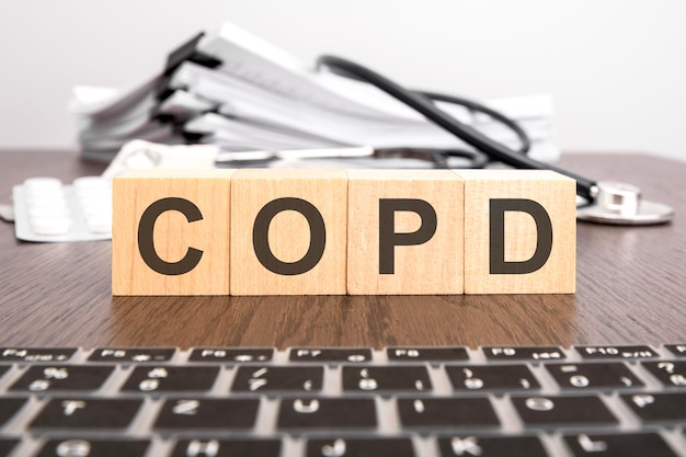 Blocchi di legno di concetto medico con testo COPD abbreviazione di malattia polmonare ostruttiva cronica