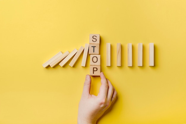 Blocchi di legno domino con messaggio di stop