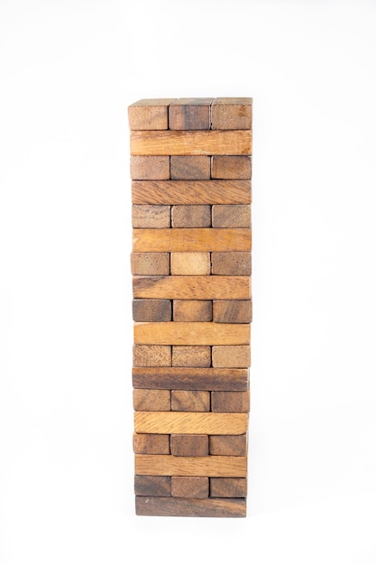 Blocchi di legno, gioco JENGA su sfondo bianco