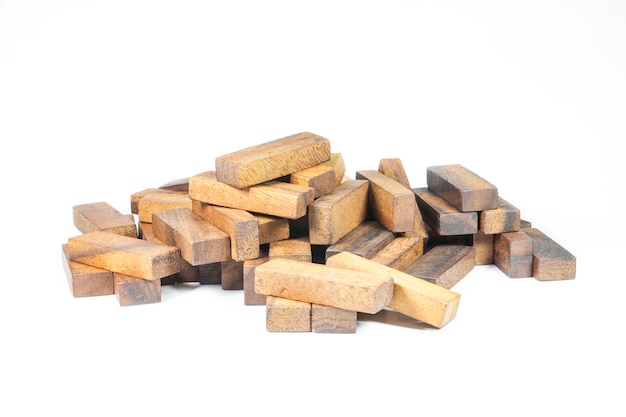 Blocchi di legno, gioco JENGA su sfondo bianco