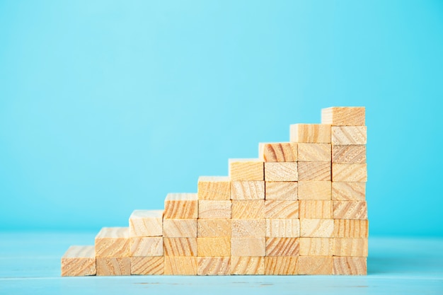 Blocchi di legno su sfondo blu. Torre