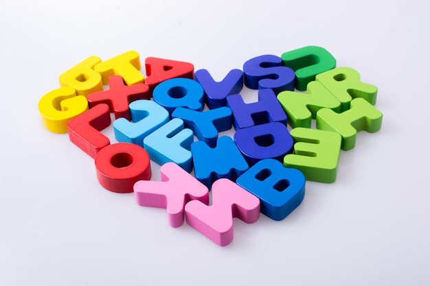 Blocchi di lettere colorate a forma di cuore
