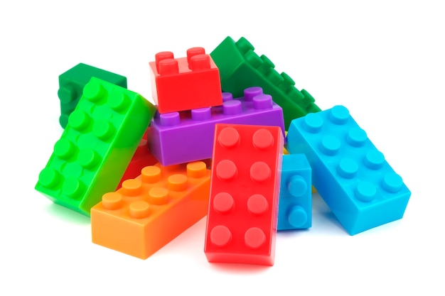 Blocchi di plastica colorati giocattolo isolati su sfondo bianco